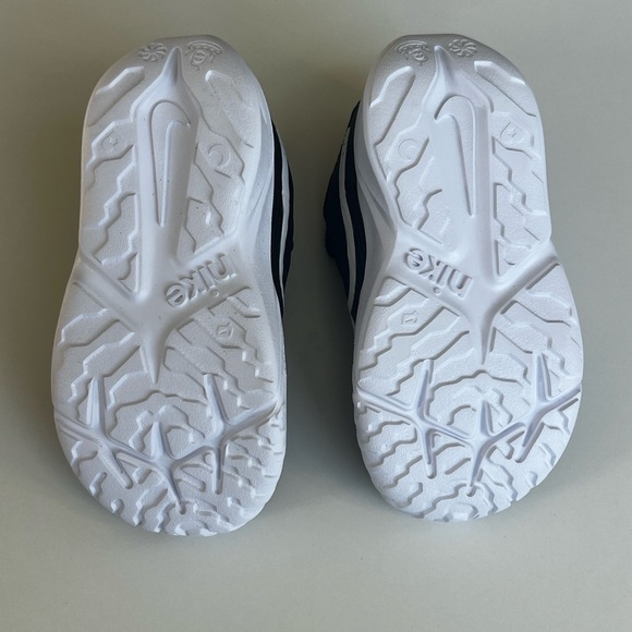 Nike Kids Star Runner 4 Black and White Sneakers- New in Box - Picture 3 of 8